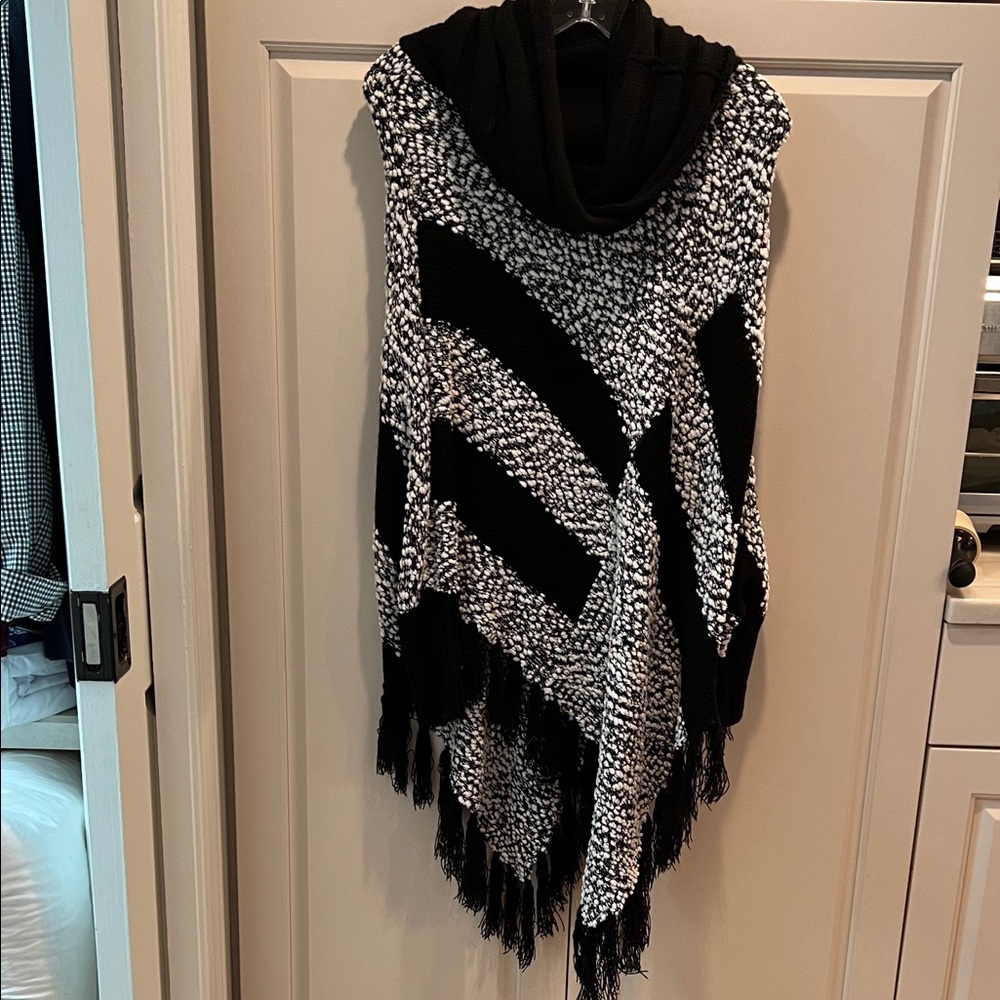 Black and White Women's poncho with sleeves. Sz M-L warm